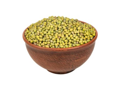 Beyaz arka planda büyük bir kase yeşil fasulye.