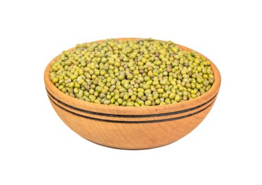 Beyaz arka planda yeşil mung taneli ahşap kase.