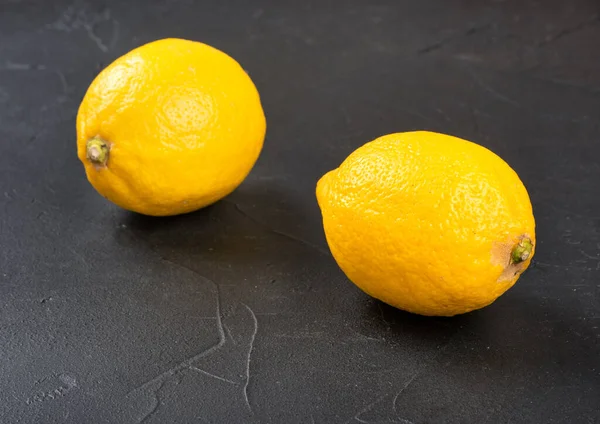 Deux Fruits Frais Citron Sur Fond Béton Foncé — Photo