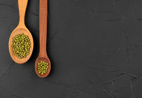 Cuchara Grande Pequeña Con Granos Mungo Verde Sobre Fondo Hormigón —  Fotos de Stock