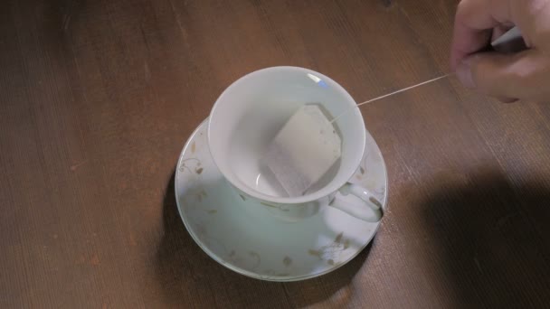 ビデオ醸造茶の我々 低いお茶とカップに砂糖の袋 を注いで — ストック動画