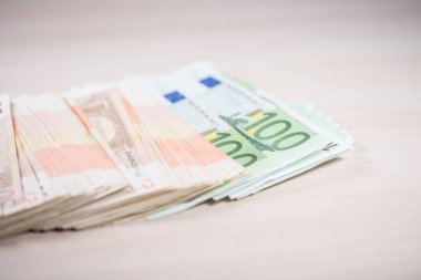Tahta masanın üzerinde bir sürü euro banknotları.