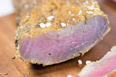 Bir kesme tahtası ile kahverengi zemin üzerine kurutulmuş et ve Kapat