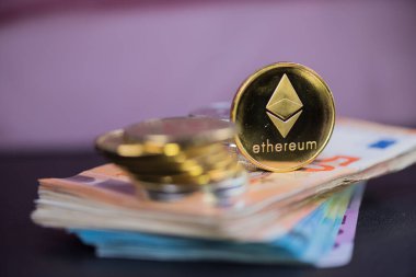 Bitcoin. İlahi. Edebiyat. Tüm zamanların Altın Kripto Para Birimleri