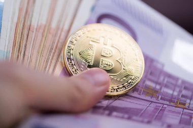Bitcoin. İlahi. Edebiyat. Tüm zamanların Altın Kripto Para Birimleri