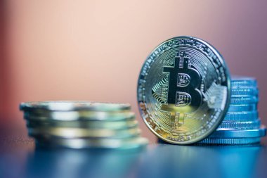 Bitcoin. İlahi. Edebiyat. Tüm zamanların Altın Kripto Para Birimleri