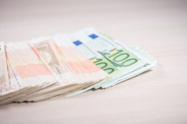 Tahta masanın üzerinde bir sürü euro banknotları.