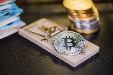 Fare kapanındaki bitcoin kavramı. Yatırım riskleri ve tehlikeleri