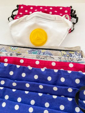 Corona virüs koruması. Ev yapımı kumaş koruyucu maske. Respir