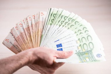 Elinde kağıt para tutan adam. Avro elinde.