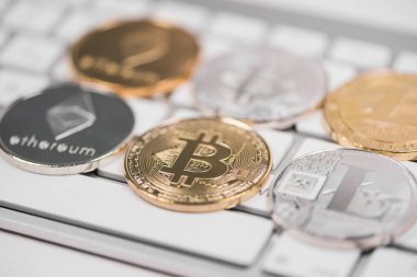 Bir dizi kripto para birimi. Bitcoin en önemli kripto akım olarak
