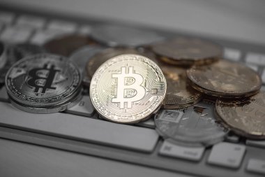 Bir dizi kripto para birimi. Bitcoin en önemli kripto akım olarak