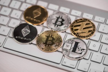 Bir dizi kripto para birimi. Bitcoin en önemli kripto akım olarak