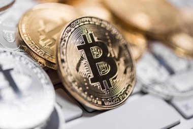 Bir dizi kripto para birimi. Bitcoin en önemli kripto akım olarak