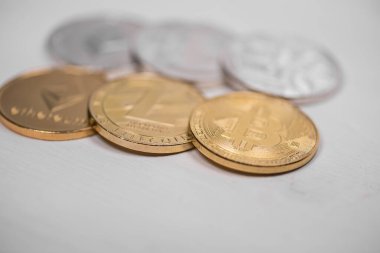 Bir dizi kripto para birimi. Bitcoin en önemli kripto akım olarak