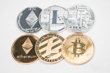 Bir dizi kripto para birimi. Bitcoin en önemli kripto akım olarak
