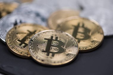 Bir dizi kripto para birimi. Bitcoin en önemli kripto akım olarak