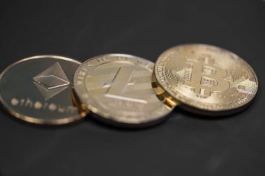 Bir dizi kripto para birimi. Bitcoin en önemli kripto akım olarak