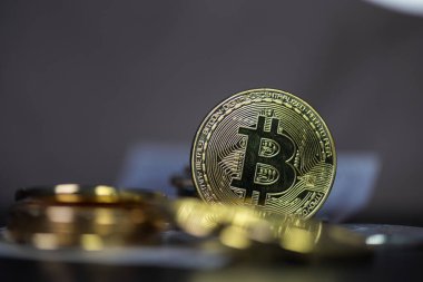 Bir dizi kripto para birimi. Bitcoin en önemli kripto akım olarak