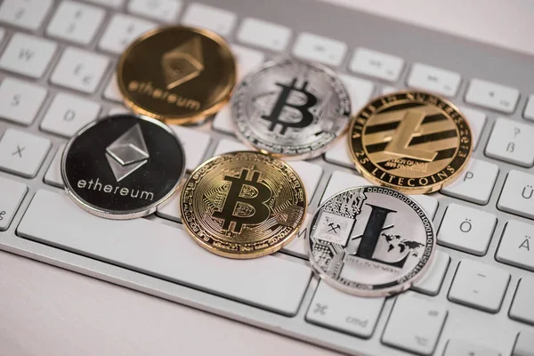 Bir dizi kripto para birimi. Bitcoin en önemli kripto akım olarak