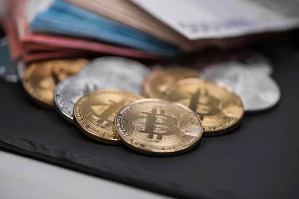 Bir dizi kripto para birimi. Bitcoin en önemli kripto akım olarak