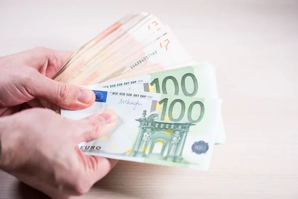 Man Met Papiergeld Euro Hand Rechtenvrije Stockafbeeldingen