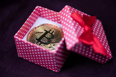 Bitcoin 'li sevgililer günü kırmızı hediye kutusu