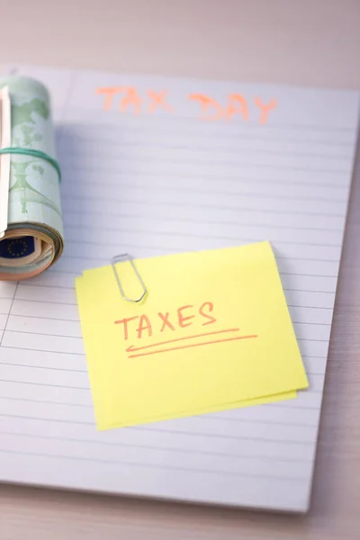 議題に書かれた税務上の日 — ストック写真