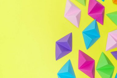 Origami tetrahedrons ve kopya alanı sol tarafında değişken colores soyut kompozisyonu