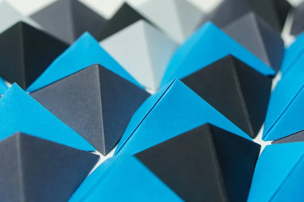 Fondo de tetraedros en origami gris, azul y negro . — Foto de Stock