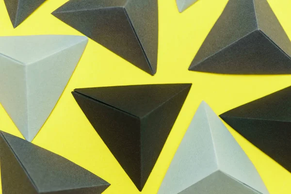 Vista superior de los tetraedros de origami sobre fondo amarillo . — Foto de Stock