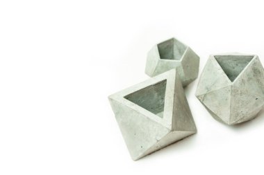 Fütüristik iç çokgen vazolar üzerinde beyaz izole.