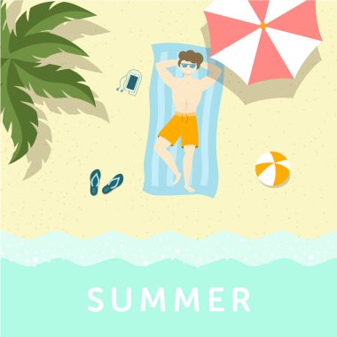 Adam sahip güneşlenmek palmiye ağacı ve şemsiye altında deniz kıyısında