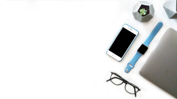 Smartphone, Inteligentne zegarki, Okulary, office roślin i laptopa top Zobacz płaskie świeckich skład z bezpłatną kopię miejsca po lewej stronie. — Zdjęcie stockowe