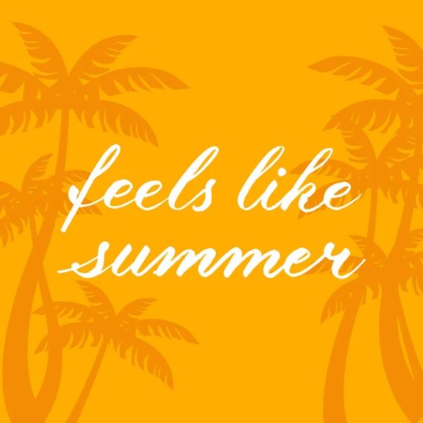 Palmen Silhouette auf dem Hintergrund und "fühlt sich an wie Sommer" Zitat — Stockvektor