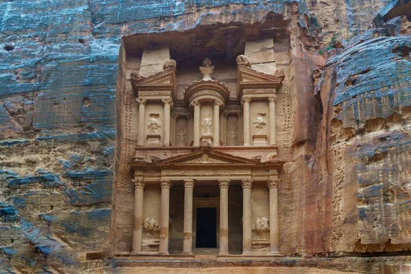 Edifício Petra Treasury esculpido de vista frontal de rocha em um dia chuvoso. Uma das novas sete maravilhas . — Fotografia de Stock