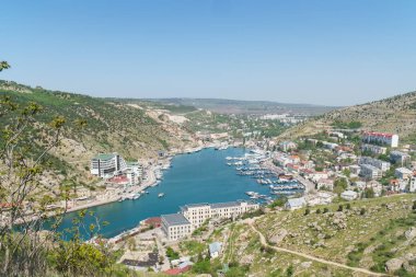 Yün şehir ve yatlar ile defne. Crimea.