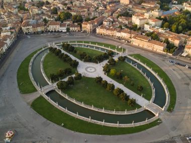 Padua, İtalya Prato Della Valle. Havadan görünümü fotoğraf.