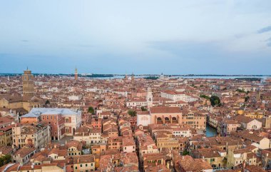 Tipik Venedik çatıları ve kule havadan fotoğraf manzara.