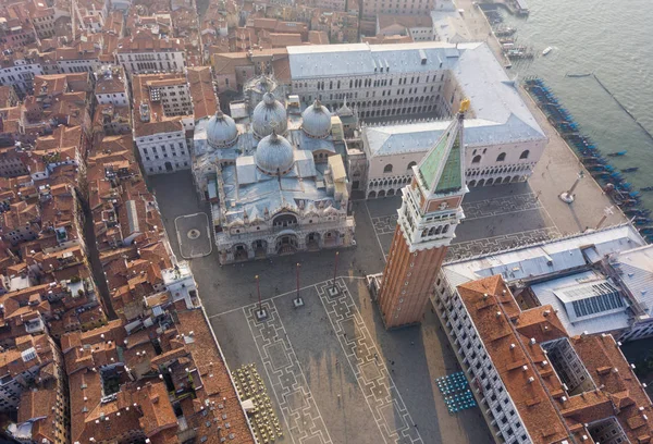 Basilica San Marco ve Palace Ducale havadan fotoğraf gündoğumu zaman ile Venedik'te San Marco Meydanı.