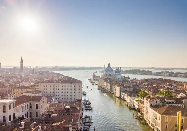 Nascer do sol em Veneza com seus belos canais, barcos e edifícios típicos venezianos foto aérea . — Fotografia de Stock