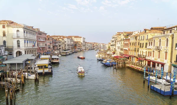 Vista sobre Veneza a partir da ponte Rialto na luz da manhã . — Fotografia de Stock