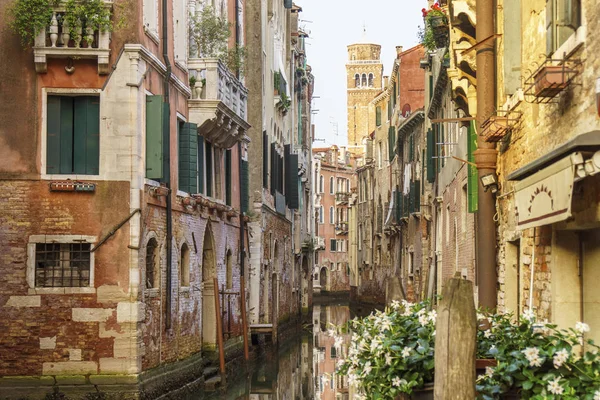 Canal de Venecia con edificios y puentes típicos venecianos . — Foto de Stock