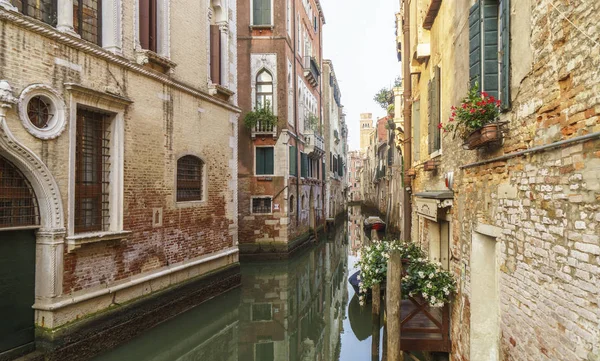 Canal estreito de Veneza na luz da manhã . — Fotografia de Stock