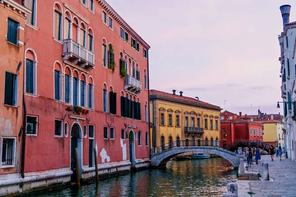 Hora del atardecer Venecia: luz cálida, edificios luminosos, barcos y puentes . — Foto de Stock