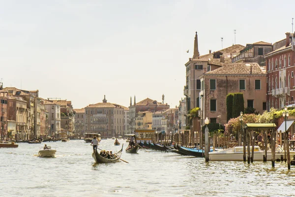 Meio-dia em Veneza: gondoleiros, barcos e edifícios luminosos no Grande Canal . — Fotografia de Stock
