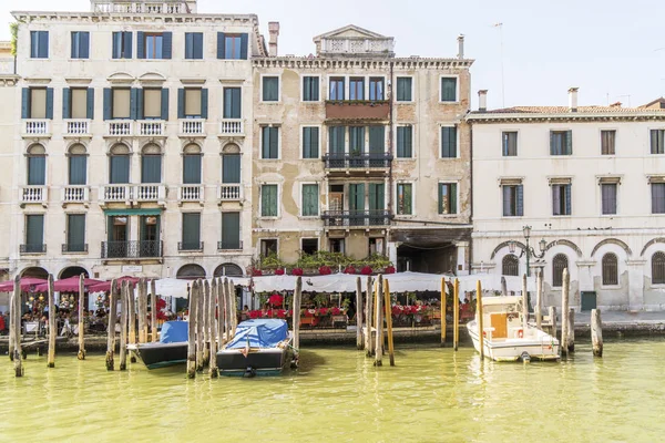 Edifícios e canais brancos venezianos com barcos e gôndolas típicos . — Fotografia de Stock