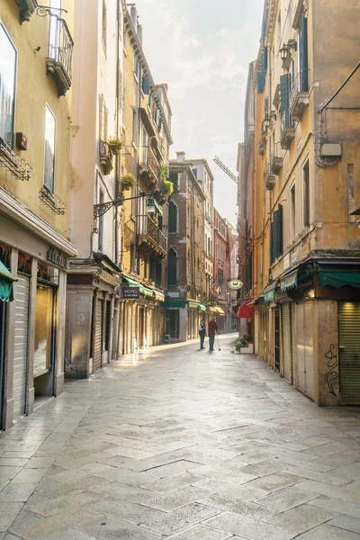 Dar sabah sokak, Venedik.