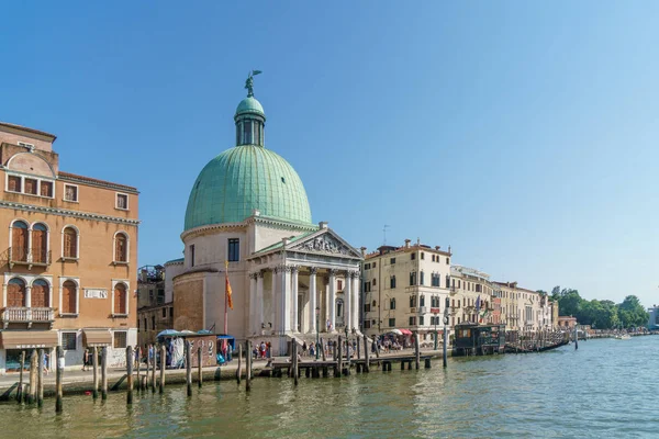 Veneza com Grand canal, basílica, edifícios coloridos e turistas ambulantes . — Fotografia de Stock