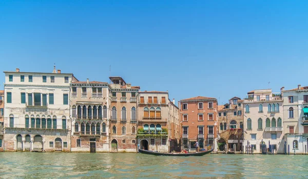 Paisagem veneziana com edifícios típicos, Grand canal e gôndola ao meio-dia . — Fotografia de Stock